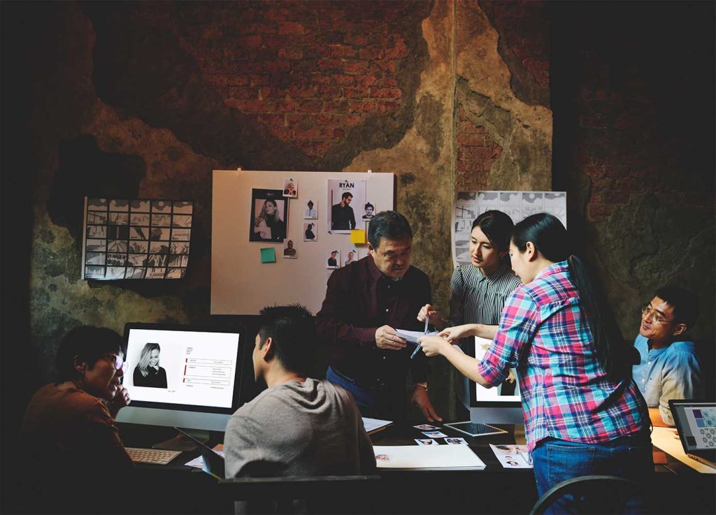 Une équipe en pleine collaboration pour la transformation digitale et humaine des organisations.